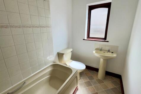 1 Wayside Court Bathroom