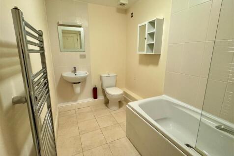 15 Longshore Apartments En Suite Bathroom