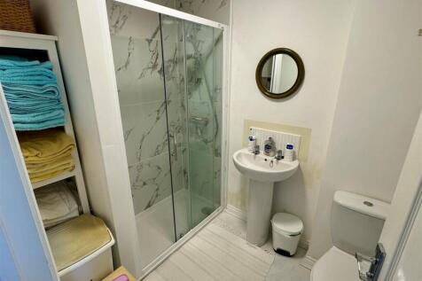 17 Littledale Row Shower Room