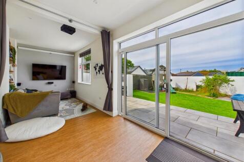 Open Snug and access to garden