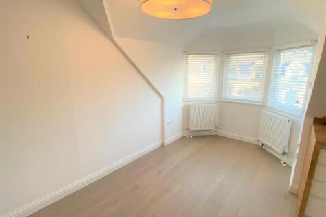 Flat 5, 8 Tolcarne Road Lounge