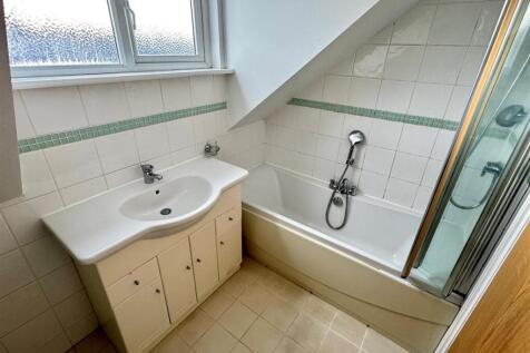 Flat 5, 14 Higher Tower Road Bathroom
