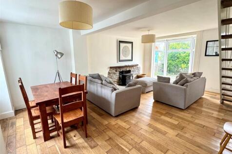 6 Beacon Road Lounge