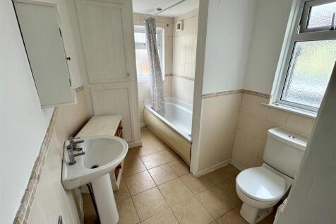 6 Beacon Road Bathroom