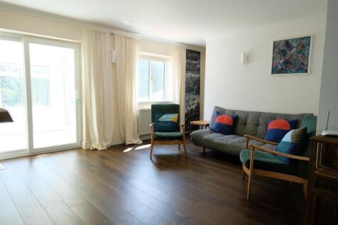 Trezise Lounge