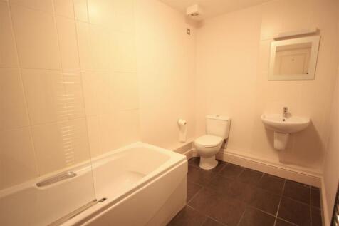 14 Longshore Apartments En Suite Bathroom