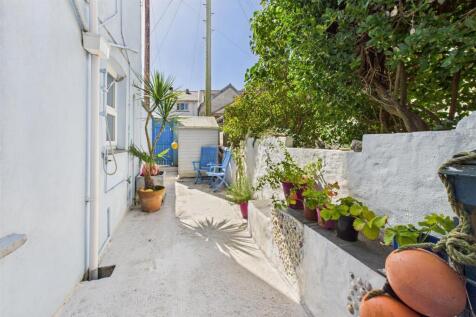 Rear courtyard garden