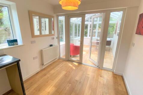 1a Pydar Close Lounge