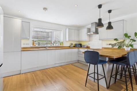 Kitchen and breakfast bar.