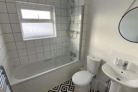 8 Luxon Drive Bathroom.jpg