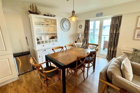 Apartment 25, Ocean 1 Dining Area
