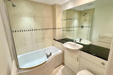 6 Trehellan Heights Bathroom