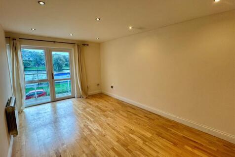 3 Lakeview Court Lounge