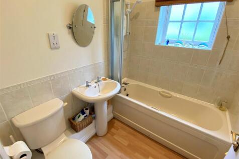 4 Retreat Court Bathroom