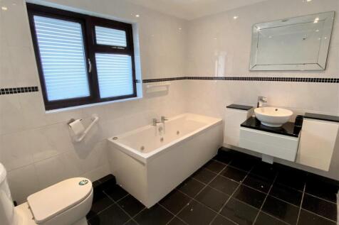 47 Tremear Green Bathroom
