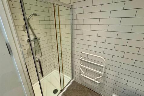 12 Drydock Shower Room