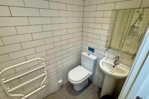 12 Drydock Shower Room