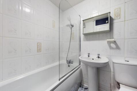 82 Meadowside Bathroom