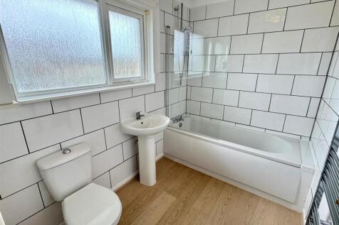 5a Parkland Close Bathroom