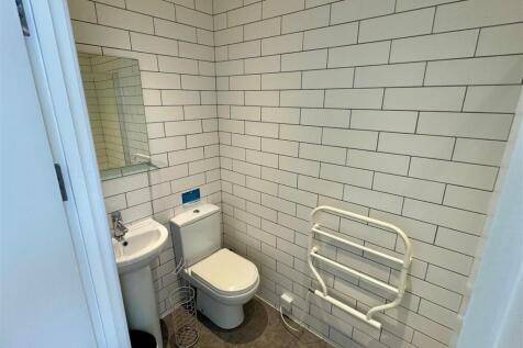 13 Drydock Shower Room