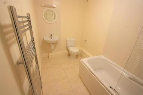 5 Longshore Apartments En Suite Bathroom