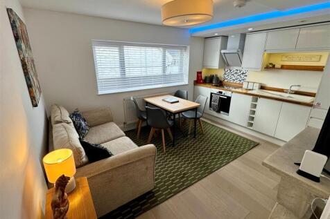 Flat 10, 10-12 Tolcarne Road Lounge