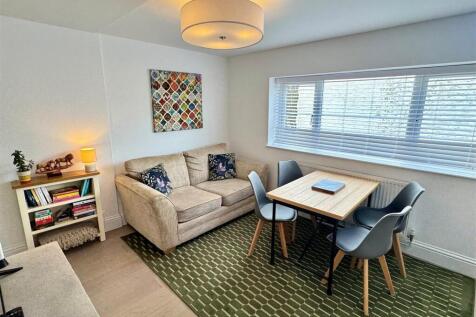 Flat 10, 10-12 Tolcarne Road Lounge