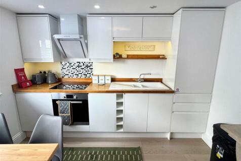 Flat 10, 10-12 Tolcarne Road Kitchen