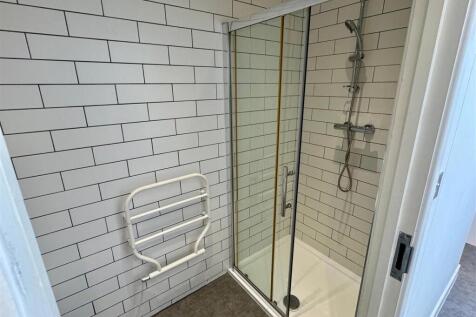 11 Drydock Shower Room