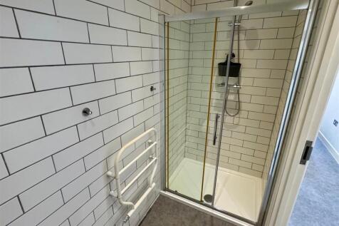 15 Drydock Shower Room