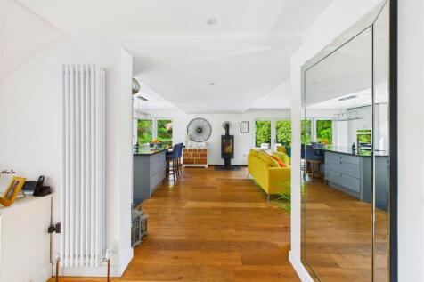 Entrance through to Lounge/Kitchen