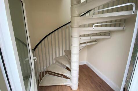 5 Henver Court Entrance Hall