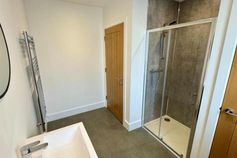 4 Tewyn Shower Room