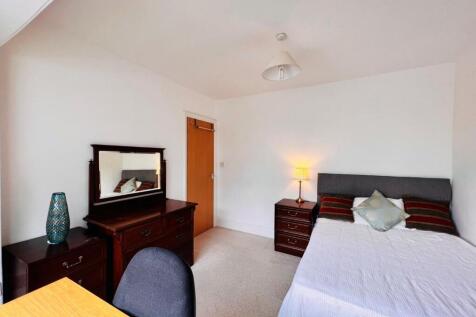 Bedroom 1.jpg