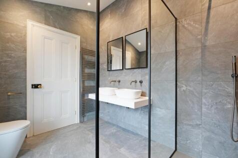 Master Bedroom ensuite bathroom (2).jpg