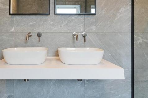 Master Bedroom ensuite bathroom (1).jpg