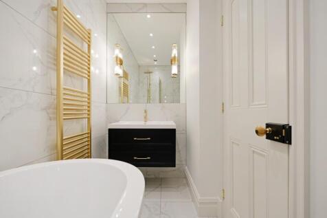 Family Bathroom (1).jpg