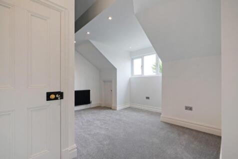 Attic rear bedroom (2).jpg