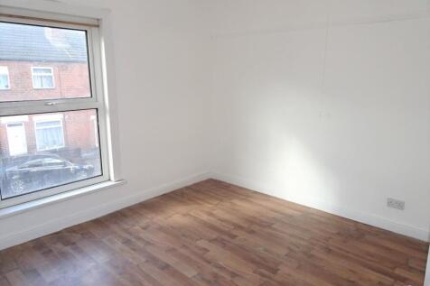 1st bedroom - 1st floor front.JPG