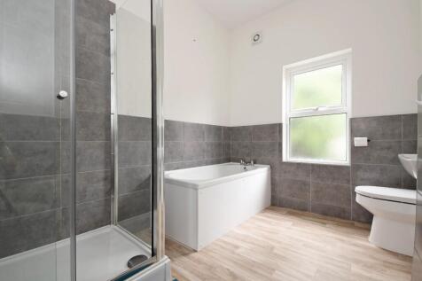 190 School Road, bathroom.jpg