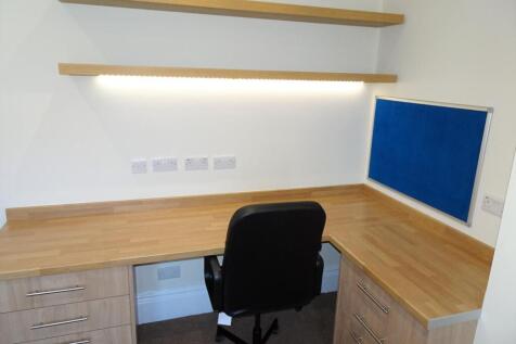 Bedroom 4 desk.JPG
