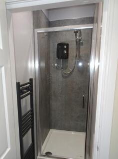 1st floor front shower room.JPG