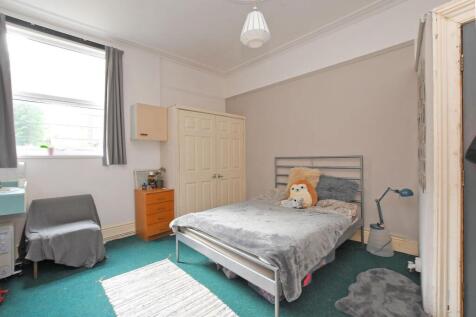 72 Harcourt Road, bedroom 1.jpg