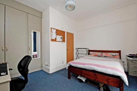 94 Gell St, bedroom 1.jpg