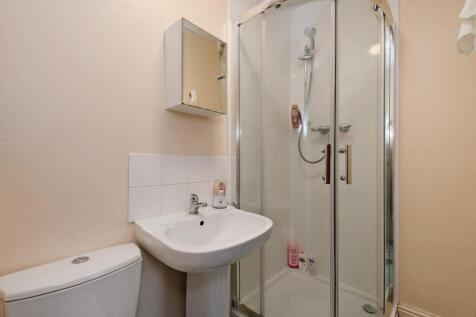 94 Gell St, ensuite in each bedroom.jpg