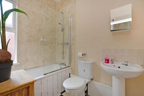 446 Ecclesall Road, bathroom 1.JPG