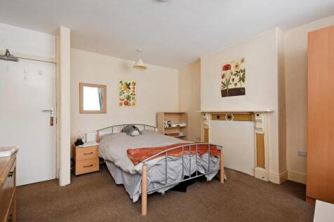 28 Aldred Road, bedroom 1.jpg