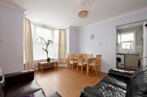 3 Beehive Road, living room.jpg