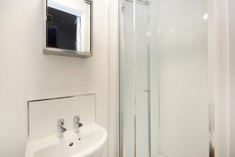 BT47 - Room 1, en-suite.JPG