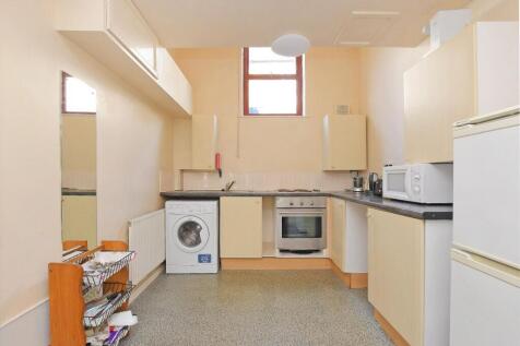 10 Barber Crescent - kitchen pic 2.jpg